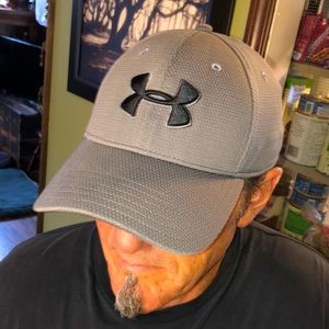 Mens Under Armour gray cap hat